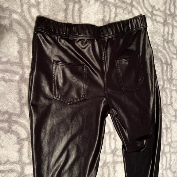 Faux leather black leggings with back pockets - Picture 3 of 6